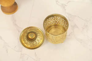 Brûleur d'encens en laiton élégant avec un design traditionnel parfait pour les cadeaux lors de festivals et de célébrations religieux - Product Image 4