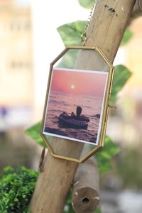 Cadre photo mural décoratif léger en verre et laiton, fabriqué à la main, écologique, design personnalisable pour la maison et le bureau - Product Image 2