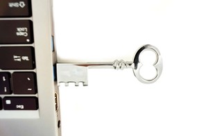 Quality <strong>Vintage</strong> Key-Shaped USB <strong>Flash</strong> Drive | Retro Metal Design | Durable Custom Logo Memory Stick - Product Image 3
