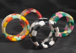 "Bracelet en résine sculpté multicolore fait à la main, bijoux de mode uniques pour femmes et filles" - Product Image 5