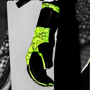 Guantes de fútbol personalizados profesionales para porteros Guantes de látex de PU específicos para deportes con protección de dedos engrosada - Product Image 3