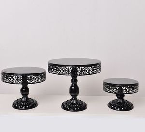 Présentoir à gâteau décoratif en métal avec bord en dentelle complexe adapté aux événements d'anniversaire de bébé - Product Image 2