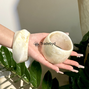 Bracelet en résine de luxe pour femme Cadeau de fête et de mariage parfait par Tradebyd - Product Image 2