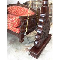 Fauteuil suspendu indien traditionnel en teck massif sculpté à la main, style moderne, avec cadre majestueux à piliers, 3 places, idéal pour hôtels et parcs.
