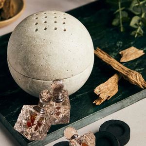 น้ำมันหอมระเหยจากไม้เป็นกลุ่มเกรดสูงต่อต้านริ้วรอยและต่อต้านริ้วรอยด้วยส่วนผสมจากไม้ก่ำธรรมชาติ - Product Image 2