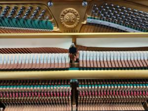 Piano droit d'occasion Yamaha U3E d'origine japonaise, importé, de haute qualité, professionnel, son clair, toucher solide - Product Image 2