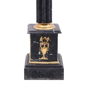 Socle en marbre noir Nero Marquina de qualité supérieure avec accents en laiton doré et colonne cannelée - Product Image 3