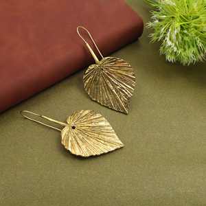 Boucles d'oreilles pendantes en laiton plaqué or en forme de feuille, style nature, pour femmes, légères et tendance, fournisseur de bijoux OEM ODM - Product Image 3