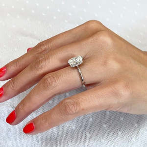 Anillo de Compromiso con Diamante de Laboratorio de 2.65ct, Corte Cojín, con Halo Oculto, Certificado IGI, en Oro y Platino - Product Image 5