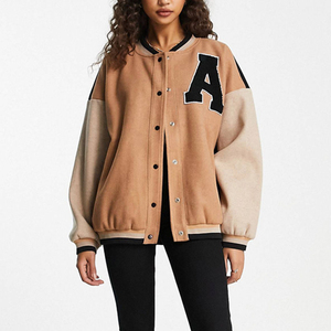 Chaqueta Universitaria de Béisbol de Chenilla Personalizada de Invierno para Mujer de Alta Calidad con Detalles de Piel de Oveja y Forro de Algodón - Product Image 5