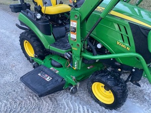 Mini Tractor de Ruedas John Deere 1026R de Calidad, 25HP, con Cargador Frontal, Tractor Agrícola Compacto para Propietarios de Pequeñas Granjas - Product Image 1