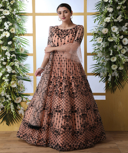 Mariage pakistanais Lehenga Choli pour femme en rose avec chemisier de travail en perles imprimées et velours Chunni brodé - Product Image 3