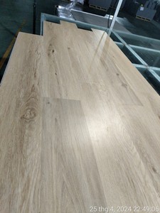 Suelo de PVC SPC de estilo europeo al por mayor, cubierta de vinilo resistente al desgaste para uso interior de dormitorios, fabricado en Vietnam - Product Image 2