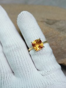 แหวนเงินแท้ชุบทอง 18K ประดับพลอยซิทริน ดีไซน์โรแมนติกเก๋ไก๋ วงแหวนบิดเกลียว เครื่องประดับผู้หญิงสำหรับงานแต่งงานและงานปาร์ตี้ - Product Image 4