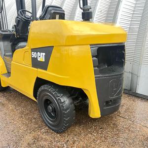 Chariot élévateur contrepoids GPL CAT d'occasion 5000 lb, batterie plomb-acide, déplaceur latéral hydraulique, jaune, pour manutention de matériaux en entrepôt - Product Image 3