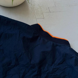 Sudadera con Capucha Impermeable Azul Marino, Estilo Deportivo con Cuello en V, Detalles Naranjas y Puños a Rayas - Product Image 6