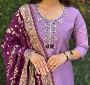 Proveedor de fabricación india Diwali & Holi festivo especial Lovender Color cuello redondo tradicional Kurti diseño personalizado disponible - Product Image 3