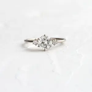 为女性定制钻石首饰圆形三石莫桑石订婚戒指简单最新设计为女性经典婚礼