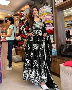 Traje Anarkali de calidad superior para mujer, ropa India confeccionada, bordado de secuencia de red de mariposa, trabajo inspirado en Bollywood Natural - Product Image 4