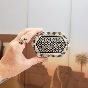 Boîte à bijoux hexagonale artisanale incrustée de nacre avec couvercle, organisateur de souvenirs à mosaïque florale (4x2,75x1,5 pouces) - Product Image 5