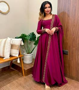 Robe de soirée en soie de créateur Pent and Dupatta - Product Image 4