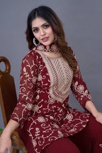 Top DE TRABAJO DE Bordado de hilo pesado de Georgette y Sharara con bordado elegante Dupatta - Product Image 6