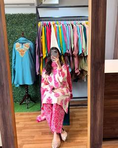 Elegante juego de cordones de 3 piezas Elegante juego de Salwar Kameez con yugo vibrante que detalla el diseño reversible para ocasiones de fiesta - Product Image 2