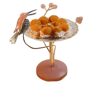 Plateau à dessert sur pied en laiton et résine, sculpté en lotus classique, plaqué argent, pour servir et offrir en célébration - Product Image 2