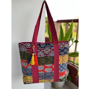 Bolso de Mano Vintage de Algodón Ajrakh con Bordado de 13x15 Pulgadas, Cierre de Cremallera Seguro, Elegante y Espacioso para Uso Diario - Product Image 6