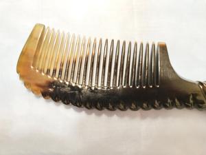 Peine de cuerno artesanal CRAFT EXIM grabado a mano para el cuidado diario y un cabello suave - Product Image 2