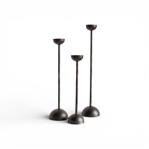 Ensemble de bougeoirs en métal noir sculptural moderne avec un design artistique en boucle et circulaire pour une maison de luxe contemporaine - Product Image 2