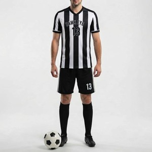 Ensembles de football personnalisés pour hommes, t-shirt à manches courtes et short, tissu respirant en polaire à séchage rapide 180g, logo personnalisé - Product Image 1