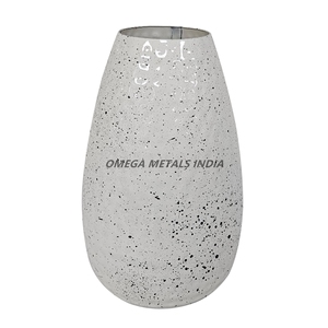 Florero moderno de metal dorado hecho a mano con patrón único en relieve y forma cilíndrica, perfecto para un estilo interior elegante - Product Image 2