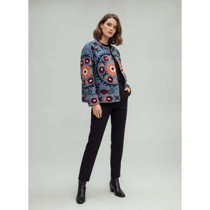 Manteau d'hiver réversible Chambel Suzani, brodé à la main, en coton bleu poussière, avec des détails bordeaux et corail, teinture florale printanière - Product Image 6