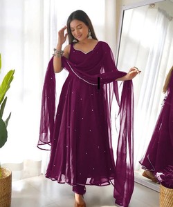 ชุดเดรสยาวจอร์เจตต์ ออกแบบมาเพื่อความสบายโดยเฉพาะ ราคาขายส่งถูกที่สุดในตลาดสิ่งทอเมืองสุรัต สำหรับเสื้อผ้าชาติพันธุ์ อัลฟานูเมโร - Product Image 6