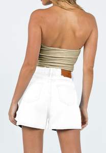 Short en jean déchiré à taille moyenne pour femme avec poches 85% coton, 10% polyester, 5% élasthanne short coupe régulière - Product Image 4