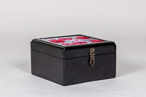 Boîte à bijoux artisanale en bois imprimée et personnalisée, avec un savoir-faire artistique, pour le rangement et la décoration culturelle de la maison - Product Image 2