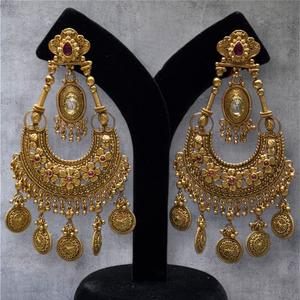 Boucles d'oreilles longues aspect or antique traditionnel avec ton or Jhumkas boucles d'oreilles Polki traditionnelles avec perle pour les femmes vêtements de mariage - Product Image 1