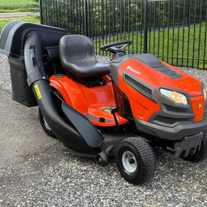 Nouvelle tondeuse Husqvarna 54 pouces 26 HP à braquage zéro avec système audio haut de gamme, livraison rapide et satisfaction garantie - Product Image 1