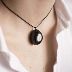 Colgante de shungita pulida con pasador - Product Image 6