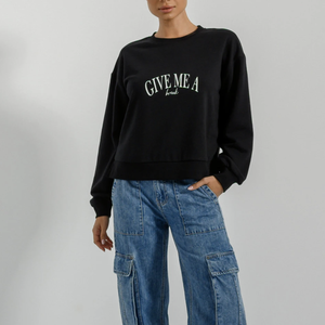 Sudadera de cuello redondo de gran tamaño con logotipo personalizado para mujer, Top corto con letras y hombros caídos, estilo informal corto con posicionamiento frontal del logotipo - Product Image 2