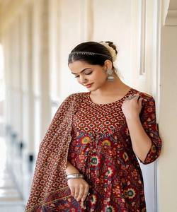 DESIGNER RAYON IMPRIMÉ TRAVAIL TOP BAS AVEC DUPATTA FESTIVAL WEAR PRIX DE GROS VÊTEMENT ETHNIQUE - Product Image 2