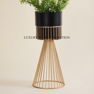 Jardinière en métal de haute qualité avec un design rustique unique, parfaite pour les intérieurs sophistiqués de maison et de bureau - Product Image 1