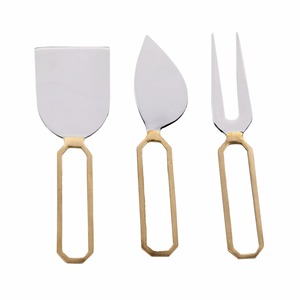 Ensemble de fromage artisanal avec finition en métal antique conçu pour les intérieurs élégants de salle à manger et de service décoratifs. - Product Image 1