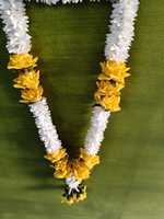 Vente en gros de Milni Mala traditionnel indien au jasmin et à la rose jaune avec des perles de perles, Jaimala pour la mariée et le marié pour la Pooja, le temple, le mariage