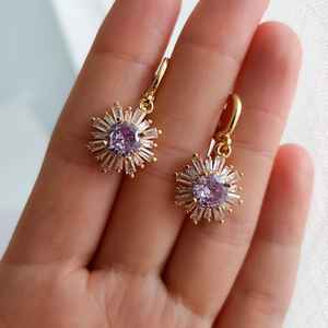 Pendientes de Aro Huggie con Flores de Amatista Púrpura y Lila, Plata de Ley 925 Chapada en Oro, Estilo Vintage, Pendientes Victorianos - Product Image 2