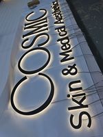 Enseigne lumineuse en lettres 3D en acier inoxydable personnalisée pour intérieur et extérieur, avec rétroéclairage LED, logo de magasin ou entreprise en métal illuminé