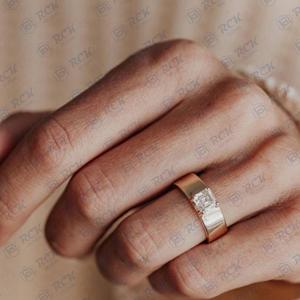 1.00 CTW Asscher Cut Solitaire Moissanite Alliance pour femmes Style celtique Bague de fiançailles en or jaune pour anniversaire - Product Image 4