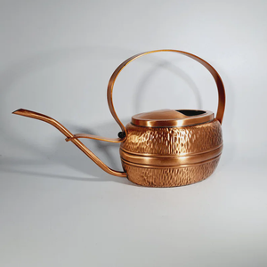 Grand arrosoir en cuivre martelé avec bec allongé et large poignée supérieure pour le jardinage domestique - Product Image 1