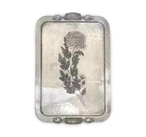 Plateau de service en aluminium fait à la main avec centre de design floral durable et fiable pour servir des boissons alcoolisées - Product Image 1